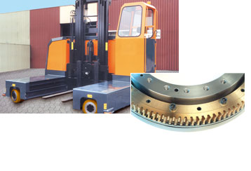 Side loader with the steering gears of the Slew Drives; the high operating time requires the use of bronze worm gears.
